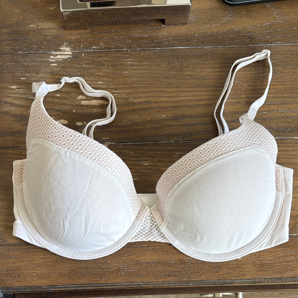 Elegant White Bra with Lace Detailing